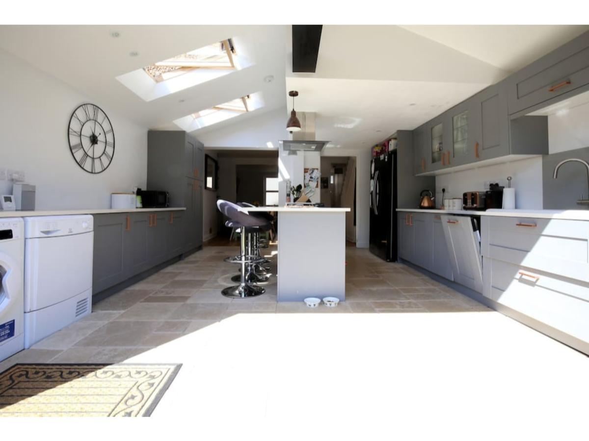Modern, Chic 2br Townhouse In